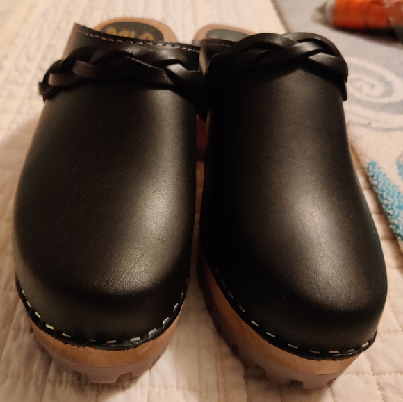 Clogs - Picture 2 of 6